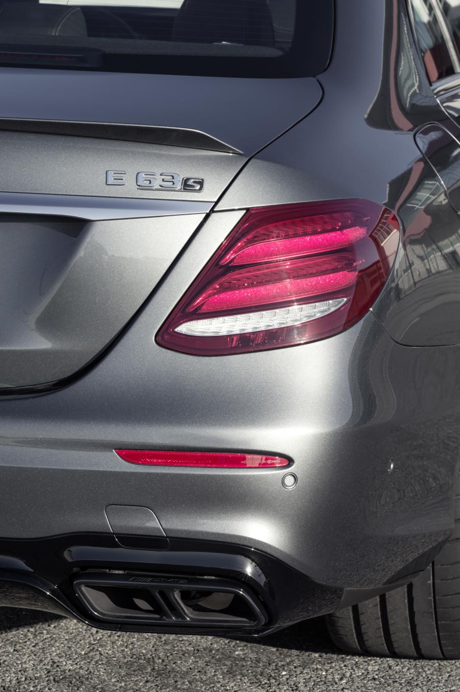 Детали интерьера Mercedes-AMG E63 S 4Matic 2017 года  (WW) (фото 17 из 52)